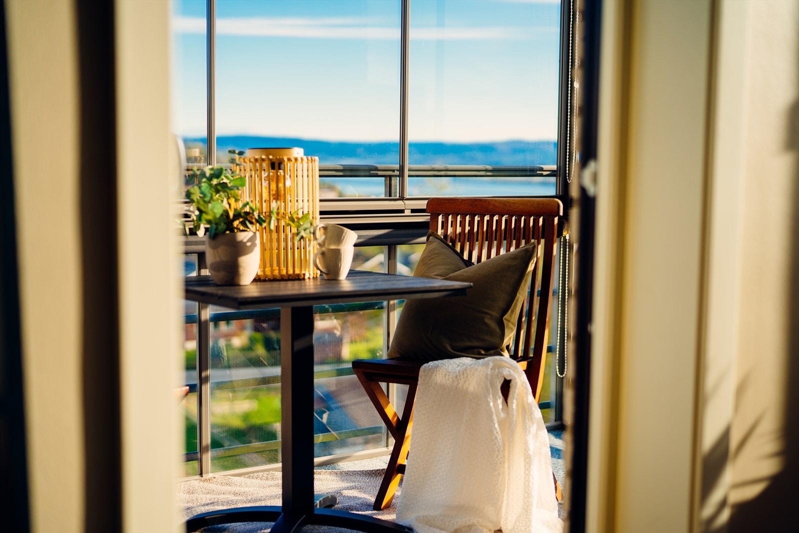 Balkongen har både morgen- og kveldssol samt vindusflater som kan åpnes helt. Galleribilde