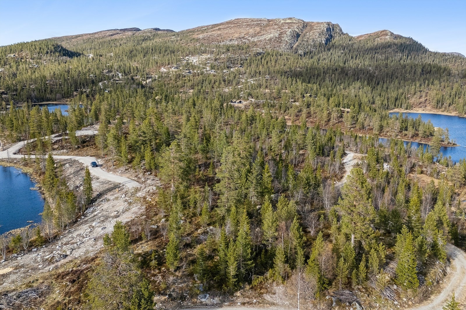 Eiendommen ligger i utkanten av et hyttefelt med flere ubebygde tomter. Galleribilde