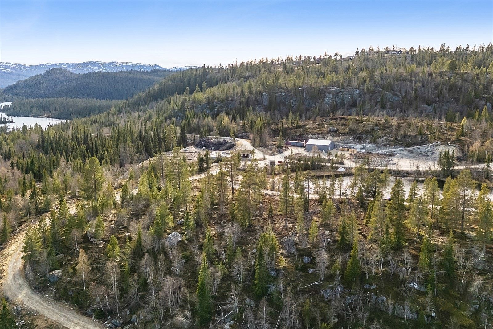 Det er stor utvikling i Eggedal og grunneiere har ekstra fokus på ha et godt skiløypenett å tilby. Det finnes oppkjørte skiløyper i nærheten av eiendommen og man er da knyttet til hele løypenettet i området. Galleribilde