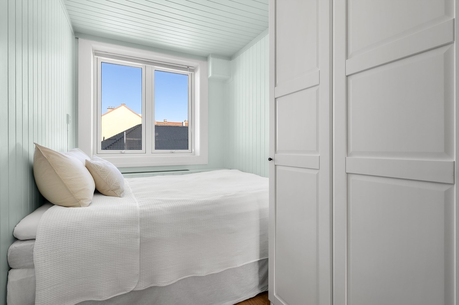 Soverommet har plass til seng og er innredet med stort garderobeskap for oppbevaring av klær og tilbehør. Galleribilde