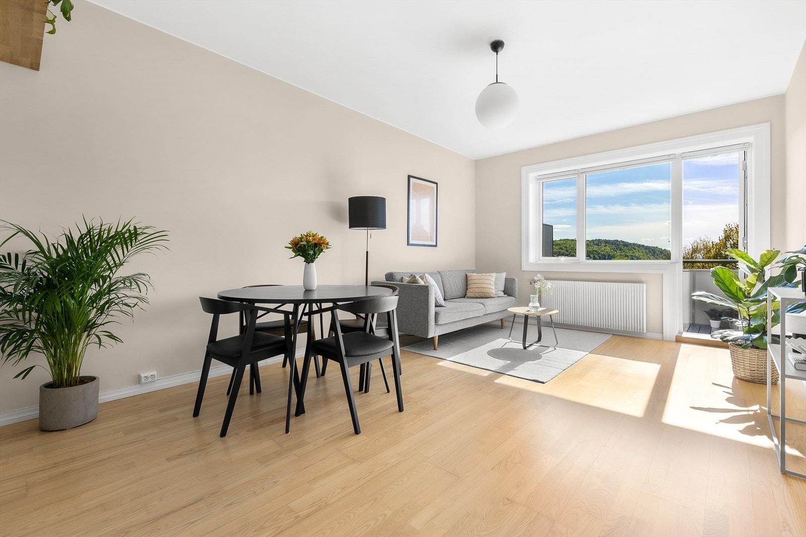 Stuen har en utforming som gjør den enkel å innrede med sofagruppe, mediemøbler og spisebord. Galleribilde