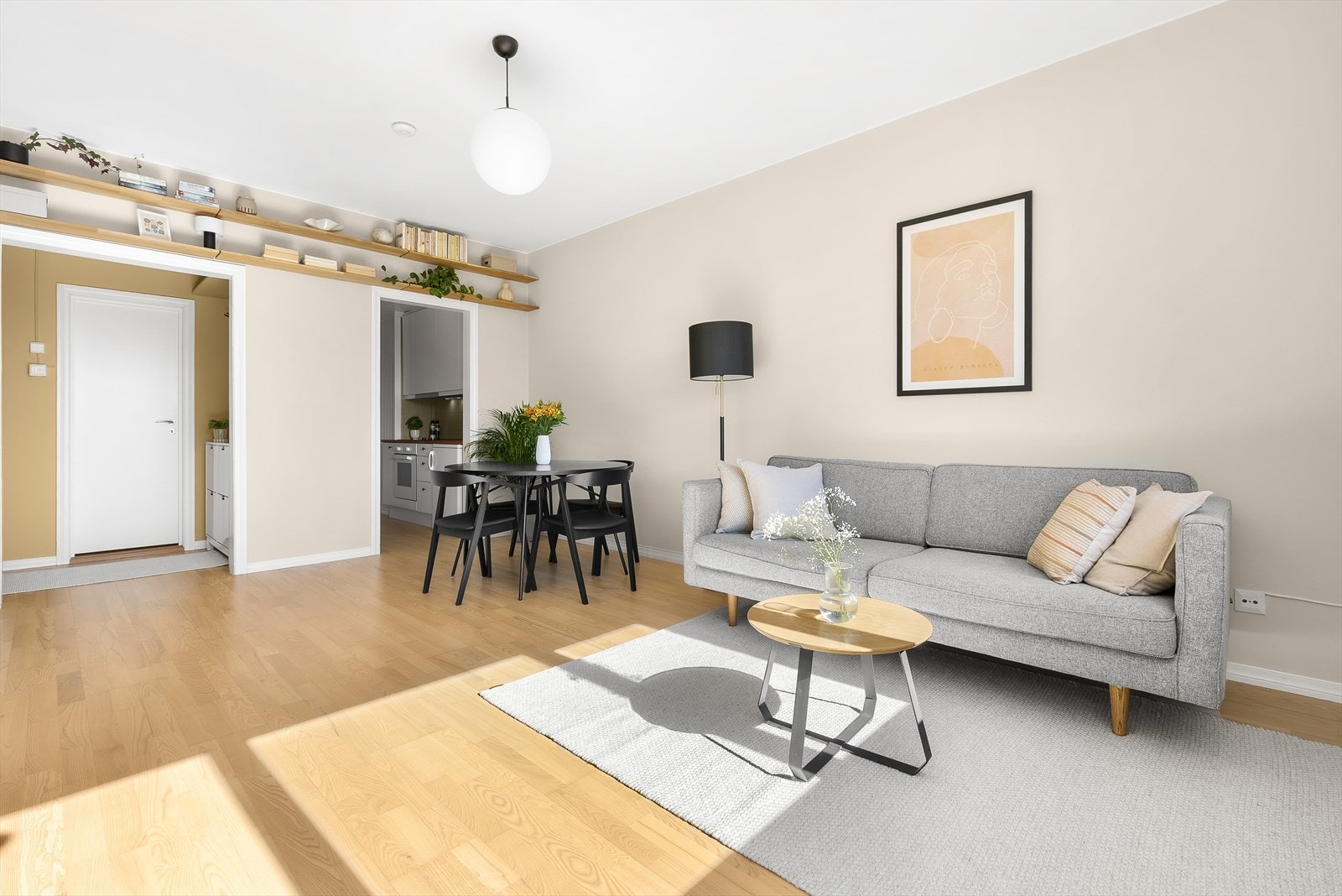 De vegghengte hyllene langs hele veggen gjør det enkelt å style personlig og vise frem dine fineste gjenstander. Galleribilde