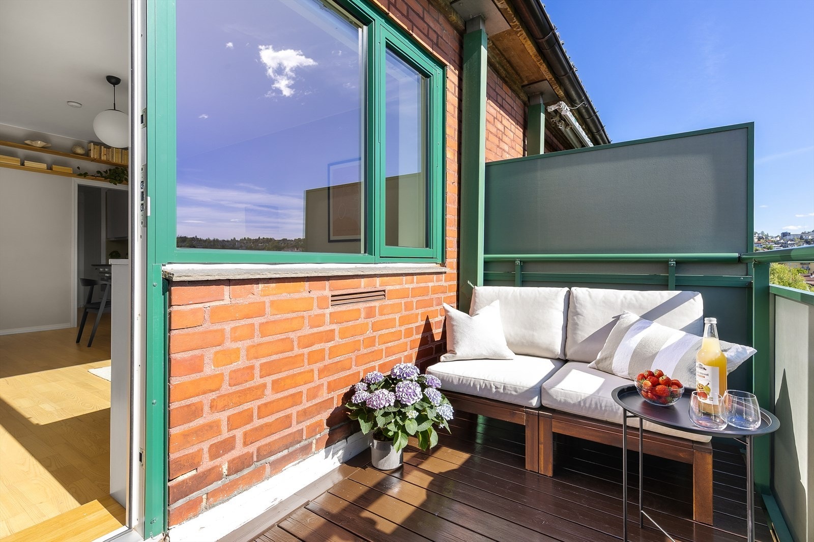 På balkongen har du god plass til utemøbler og grill. Sameiet tillater grilling med elektrisk grill eller gassgrill. Galleribilde