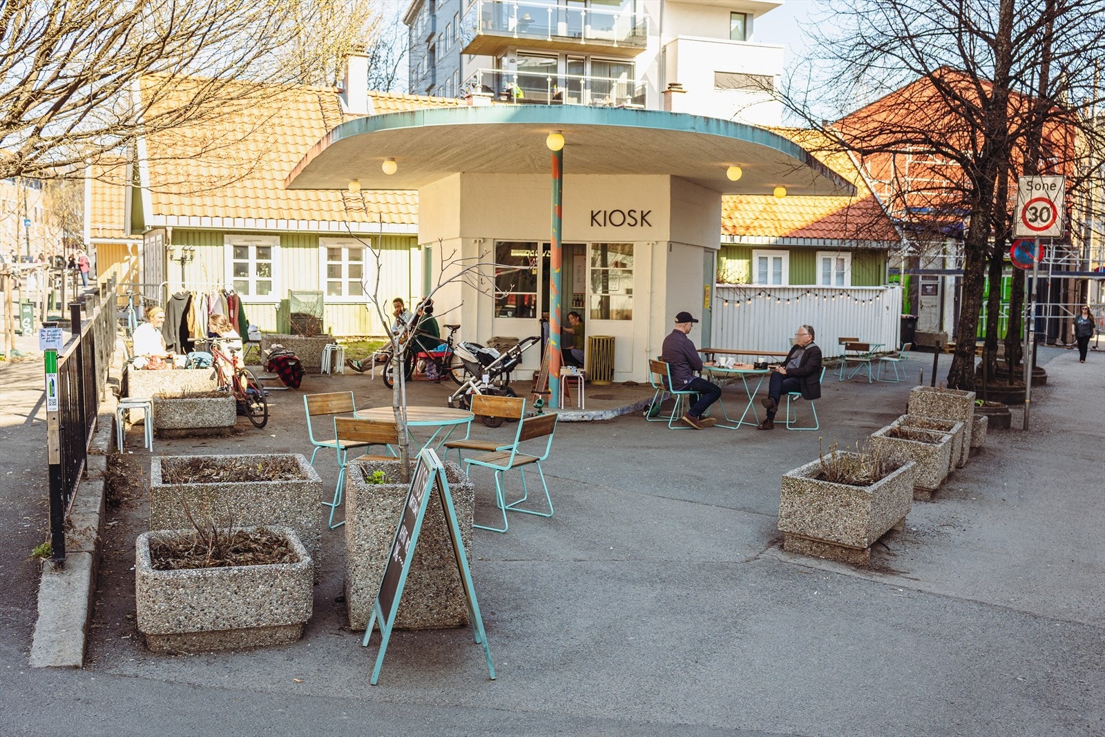 Området bugner av små, sjarmerende kaféer, restauranter og butikker. Kiosk! er en relativt ny kafé i en gammel bensinstasjon på Galgeberg. Med sitt søte uttrykk og fine uteservering er dette et hyggelig sted for en kaffekopp. Galleribilde
