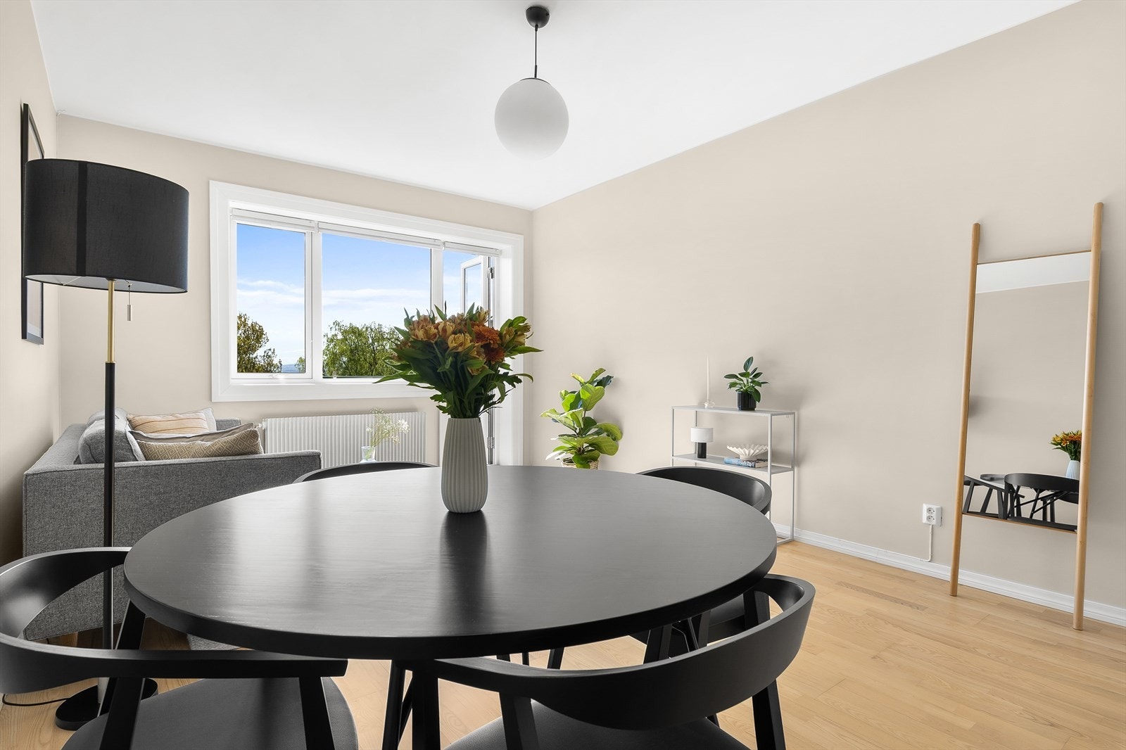 Boligen er malt i duse, delikate farger. Galleribilde