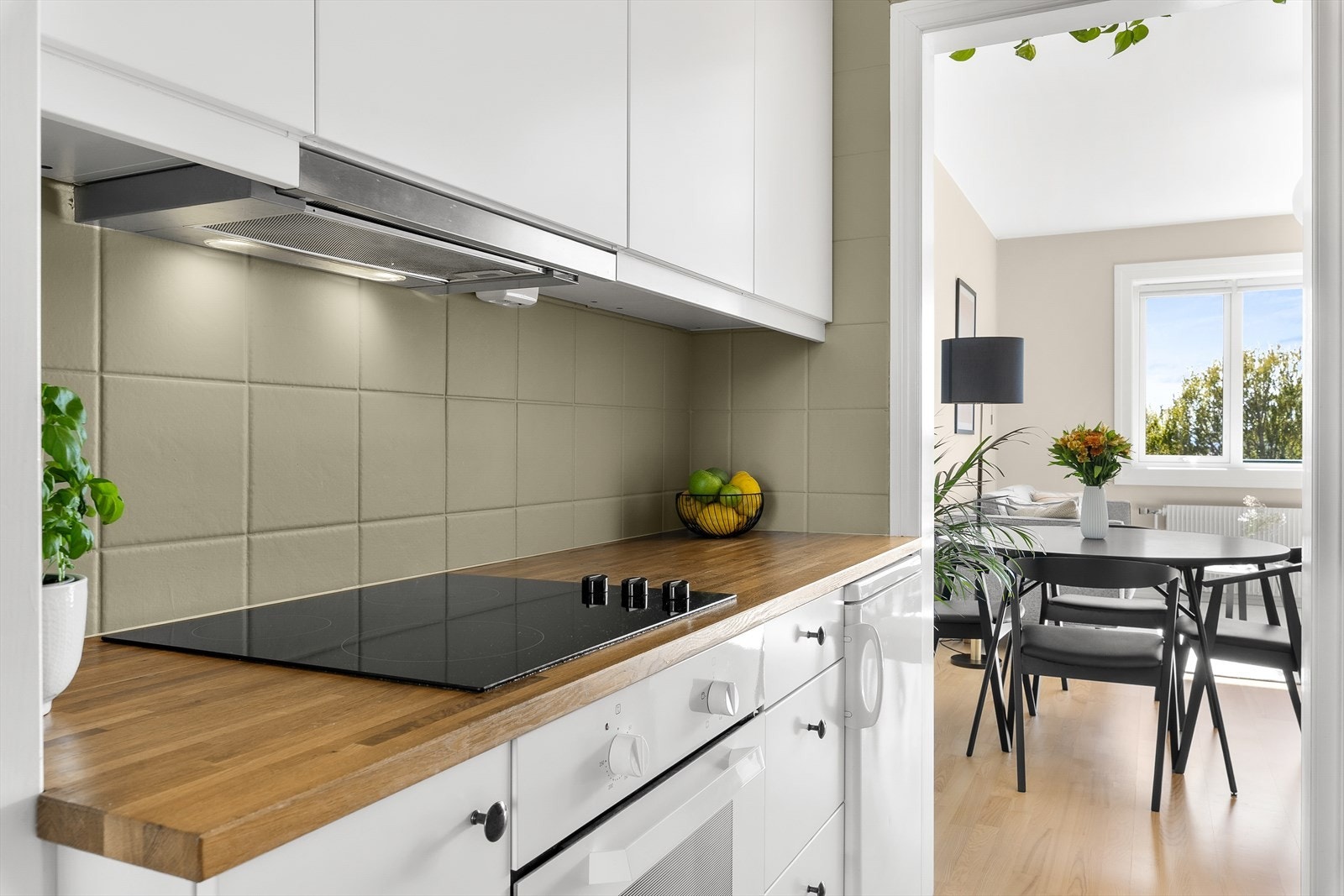 Separat kjøkken med pen og praktisk innredning. Galleribilde