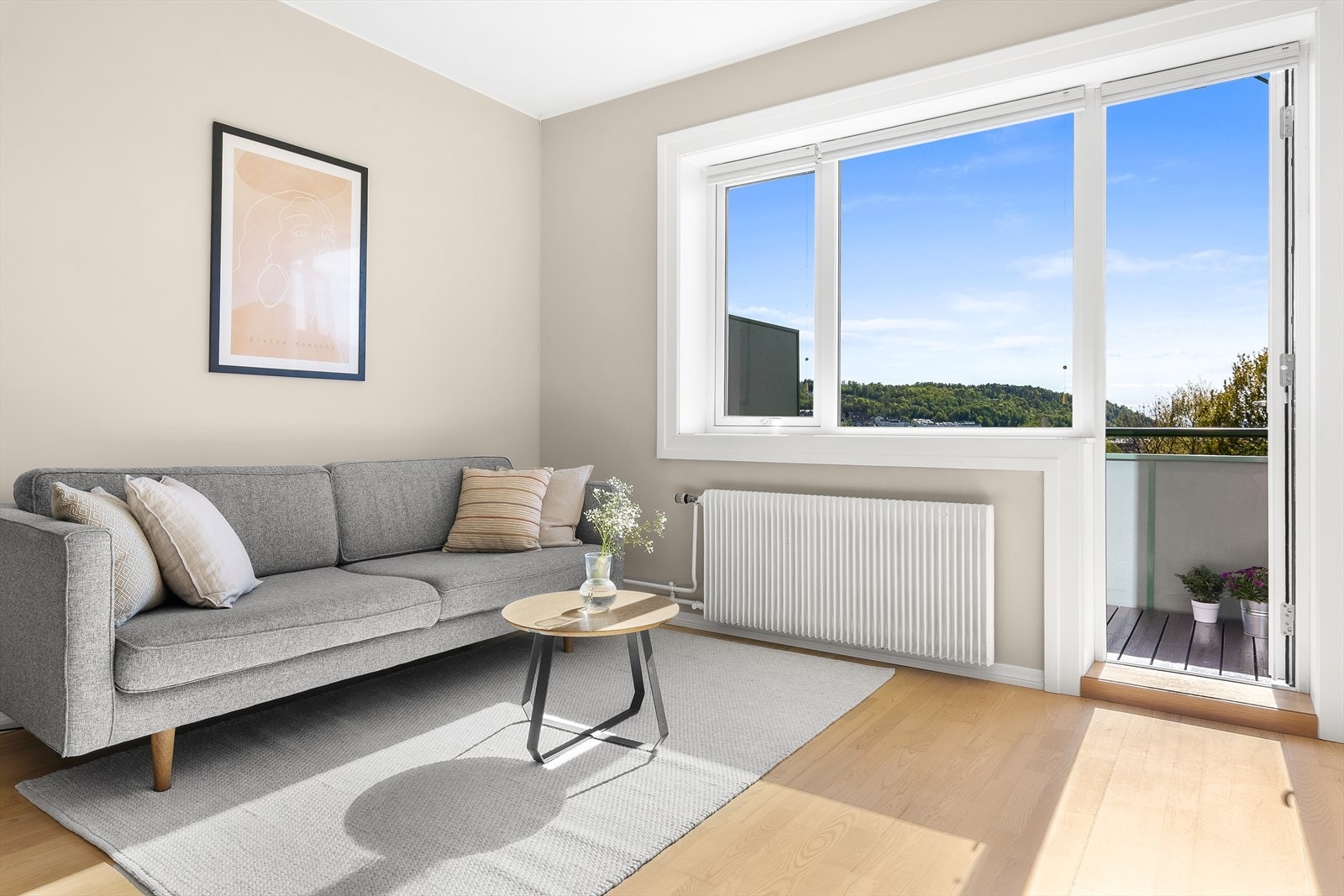 Fra stuen er det tilgang til den sydvestvendte balkongen på 5 m², som blir en naturlig forlengelse av oppholdsrommet i sommerhalvåret. Galleribilde