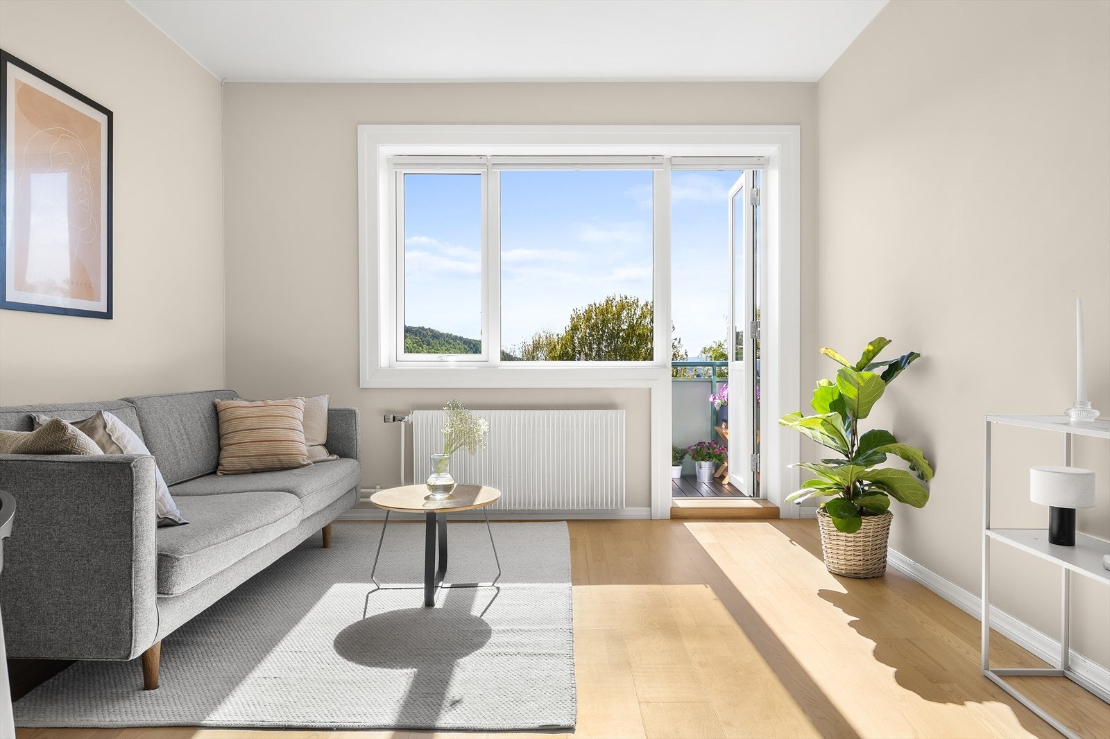 Dette er en pen og arealeffektiv 2-roms leilighet med gjennomgående planløsning og en herlig, sydvestvendt balkong. Galleribilde