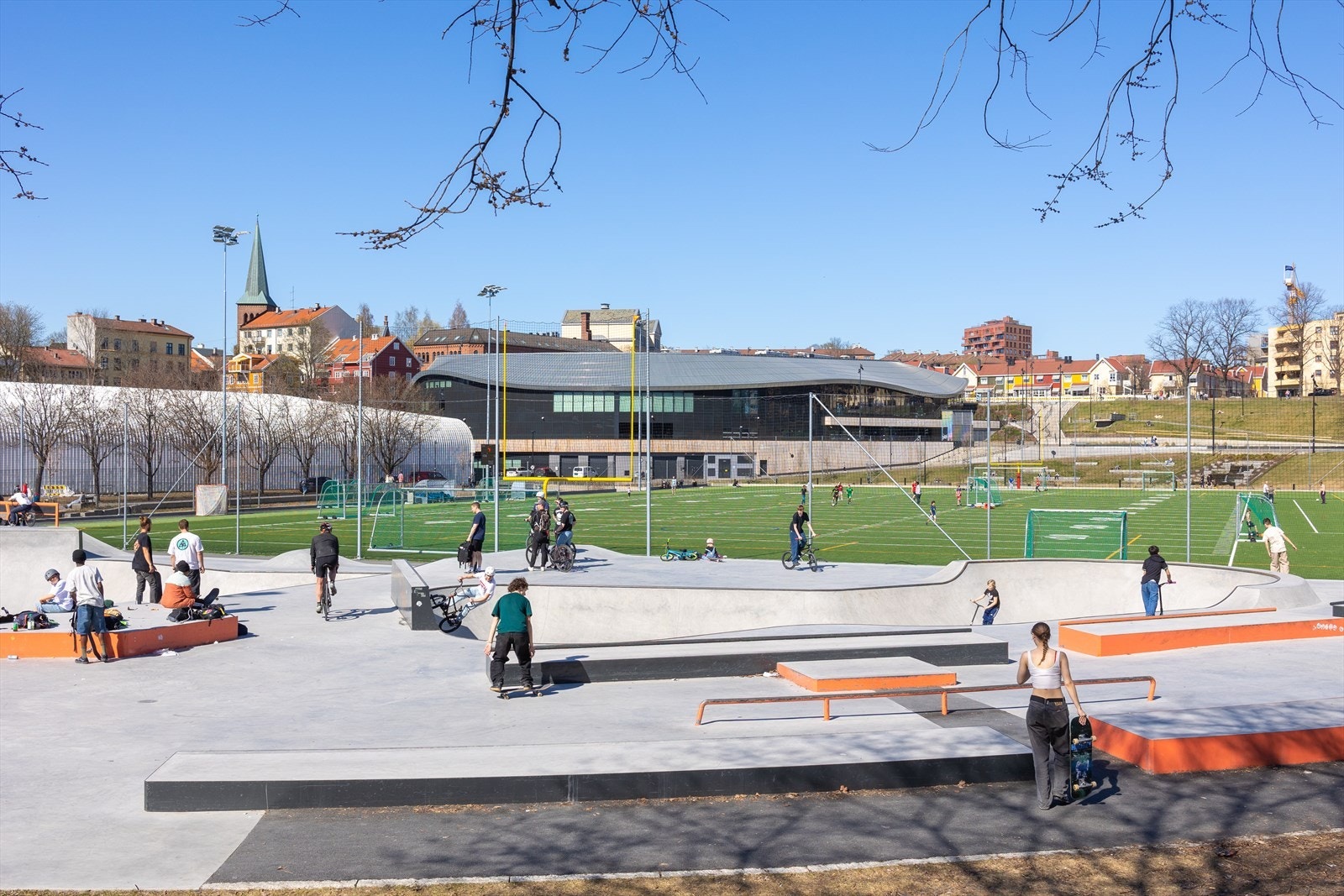 Nye Jordal Amfi har gitt nærområdet et løft, og byr på utendørs trening, turmuligheter, organisert idrett og egen skatepark. Kom på hockeykamp og hei frem VIF på hjemmebane! Galleribilde