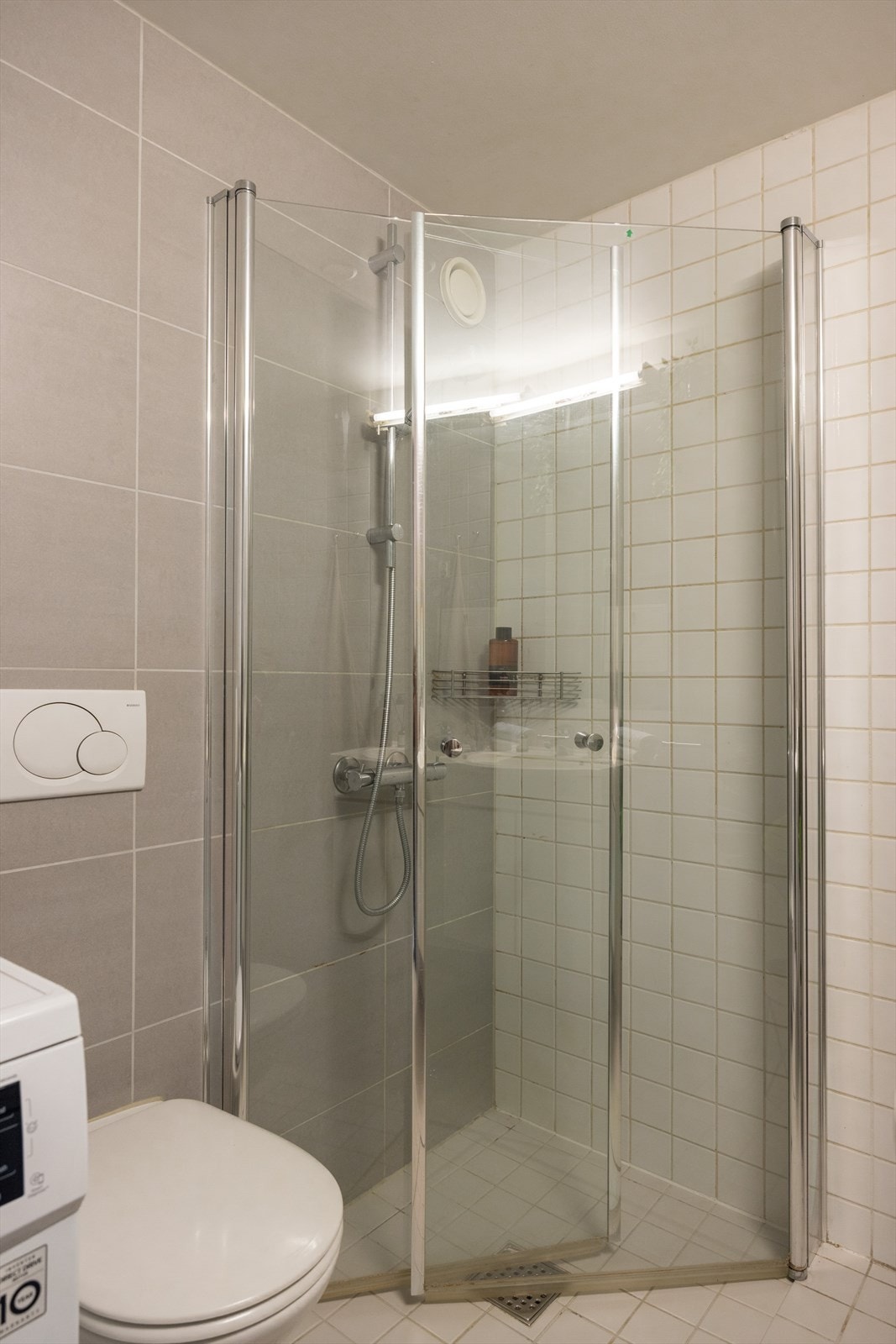 - Baderommet ble pusset opp i 2018. Arbeidet inkluderte fjerning av fliser rundt blandebatteri, nye rørmansjetter i dusjen, membran på vegg, nytt dusjhjørne og dusjbatteri m.m. - Galleribilde