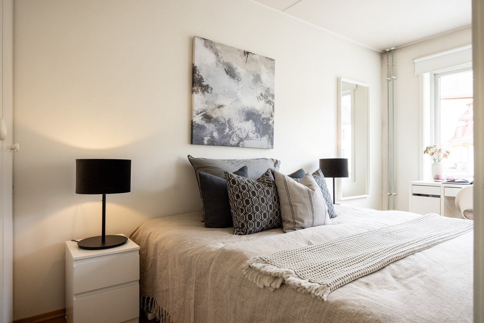 - Romslig hovedsoverom med plass til dobbeltseng med tilhørende nattbord - Galleribilde