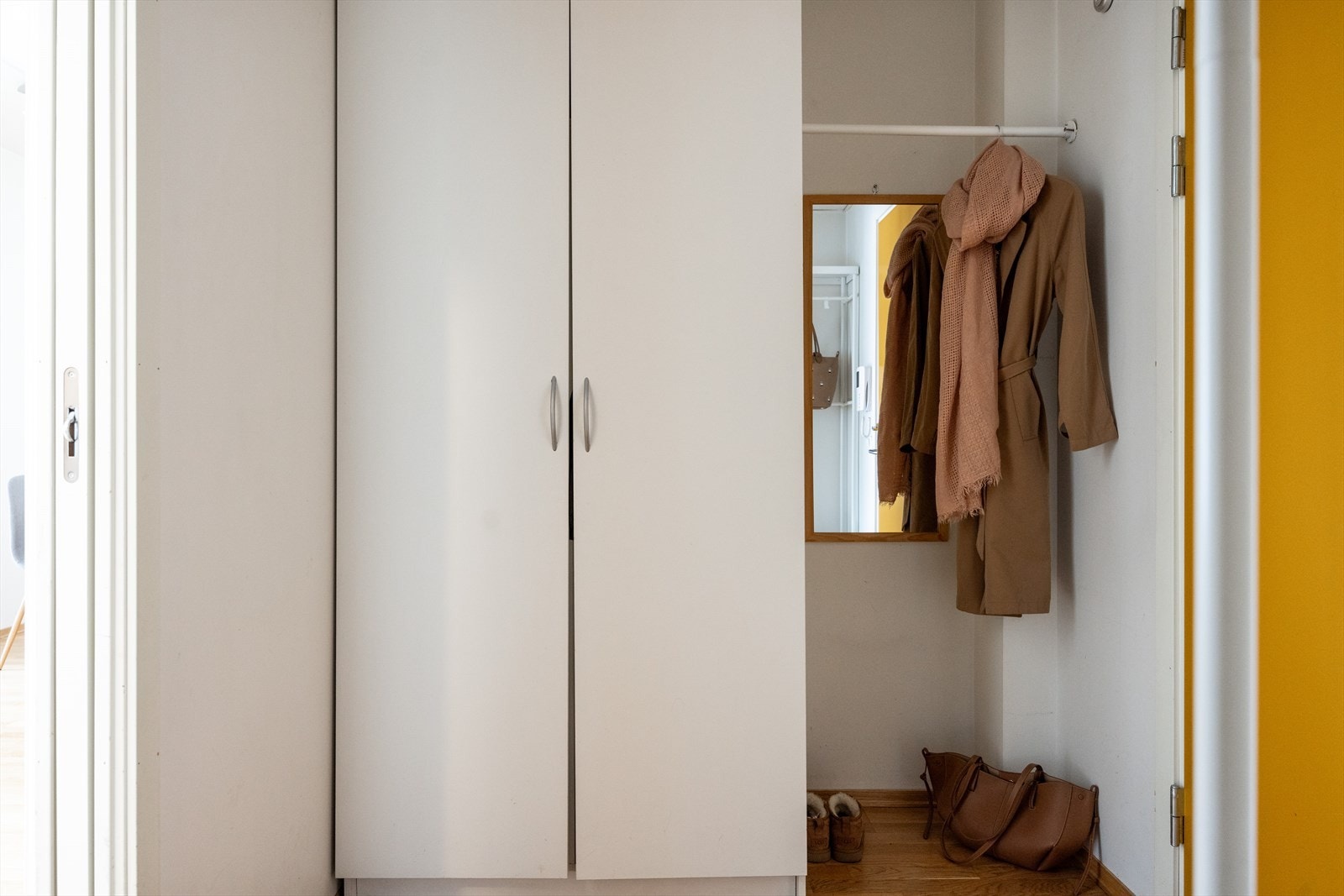 - Lys og innbydende entré som gir et godt førsteinntrykk av leiligheten. God plass til sko og yttertøy - Galleribilde