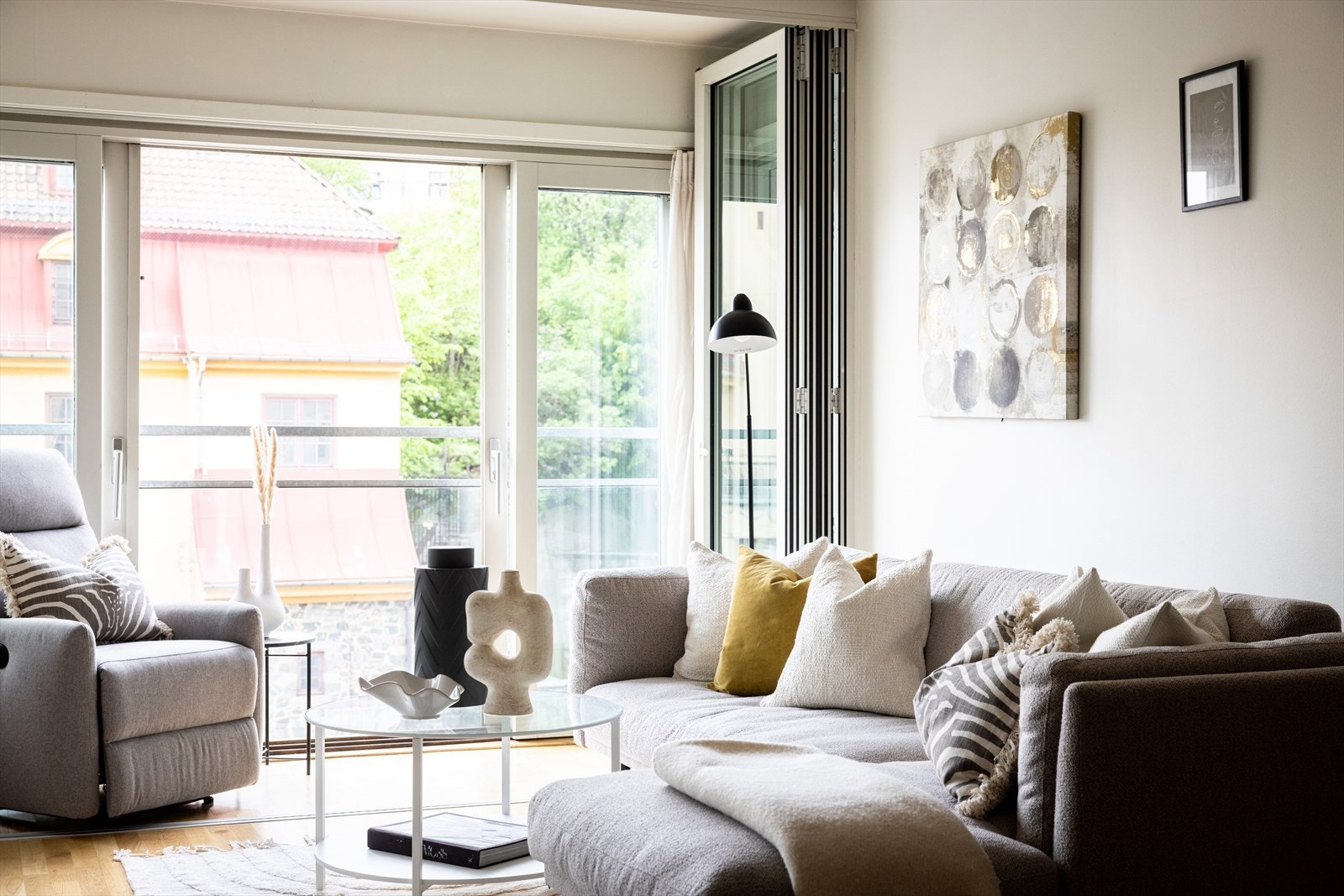 - Store vindusflater som gir rikelig med luft og lys - Galleribilde