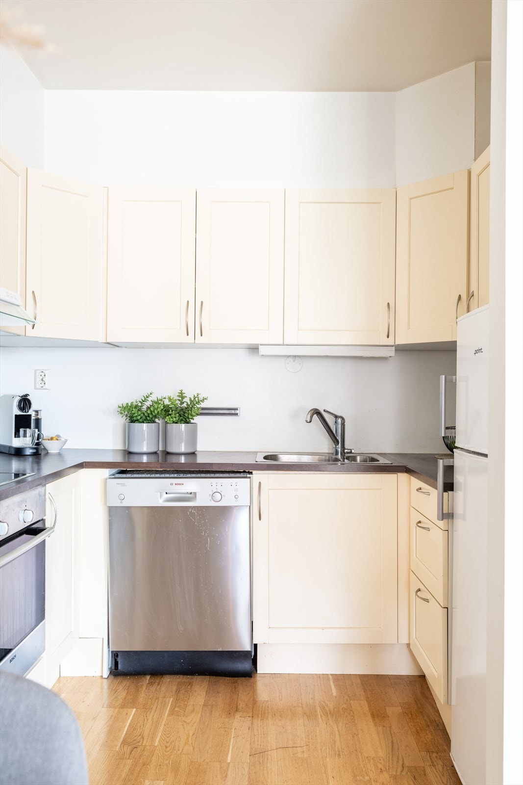 - Kjøkkeninnredning med profilerte fronter og laminat benkeplate med nedfelt vask. Av hvitevarer er det integrert platetopp og stekeovn. Avtrekk over kokeplas(2023) - Galleribilde