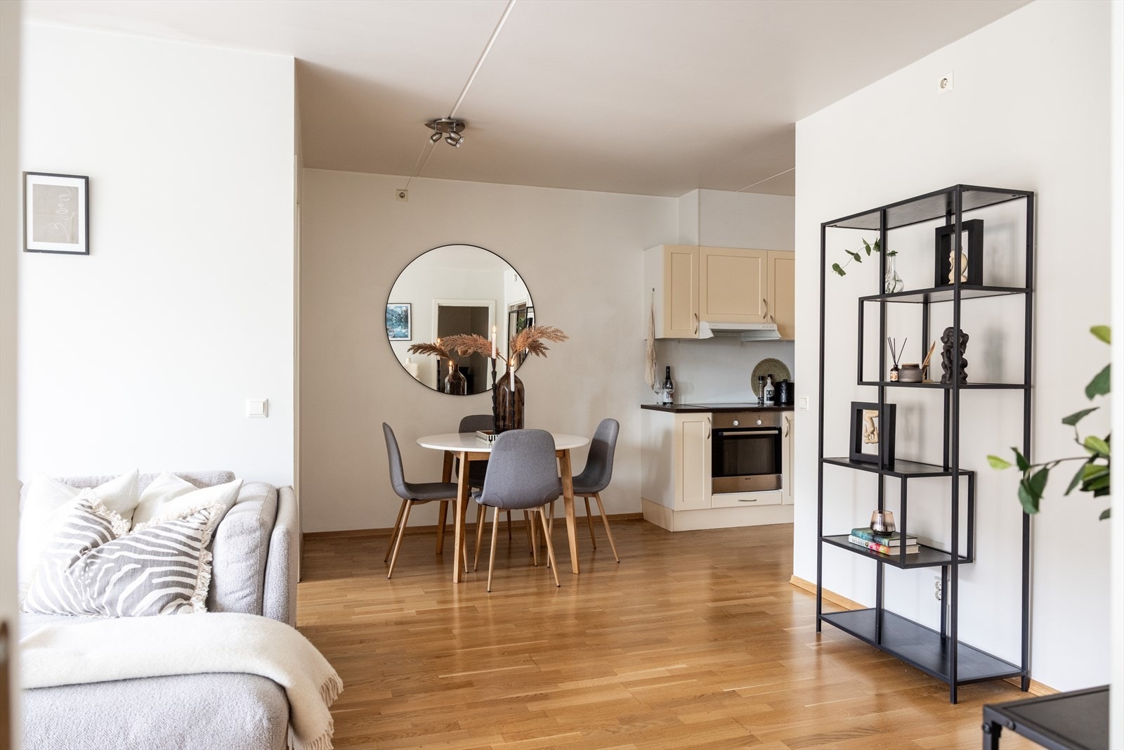 - Lavt strømforbruk. Selger opplyser å ha et årlig strømforbruk på ca. 3 000 kWh med to personer boende i leiligheten - Galleribilde