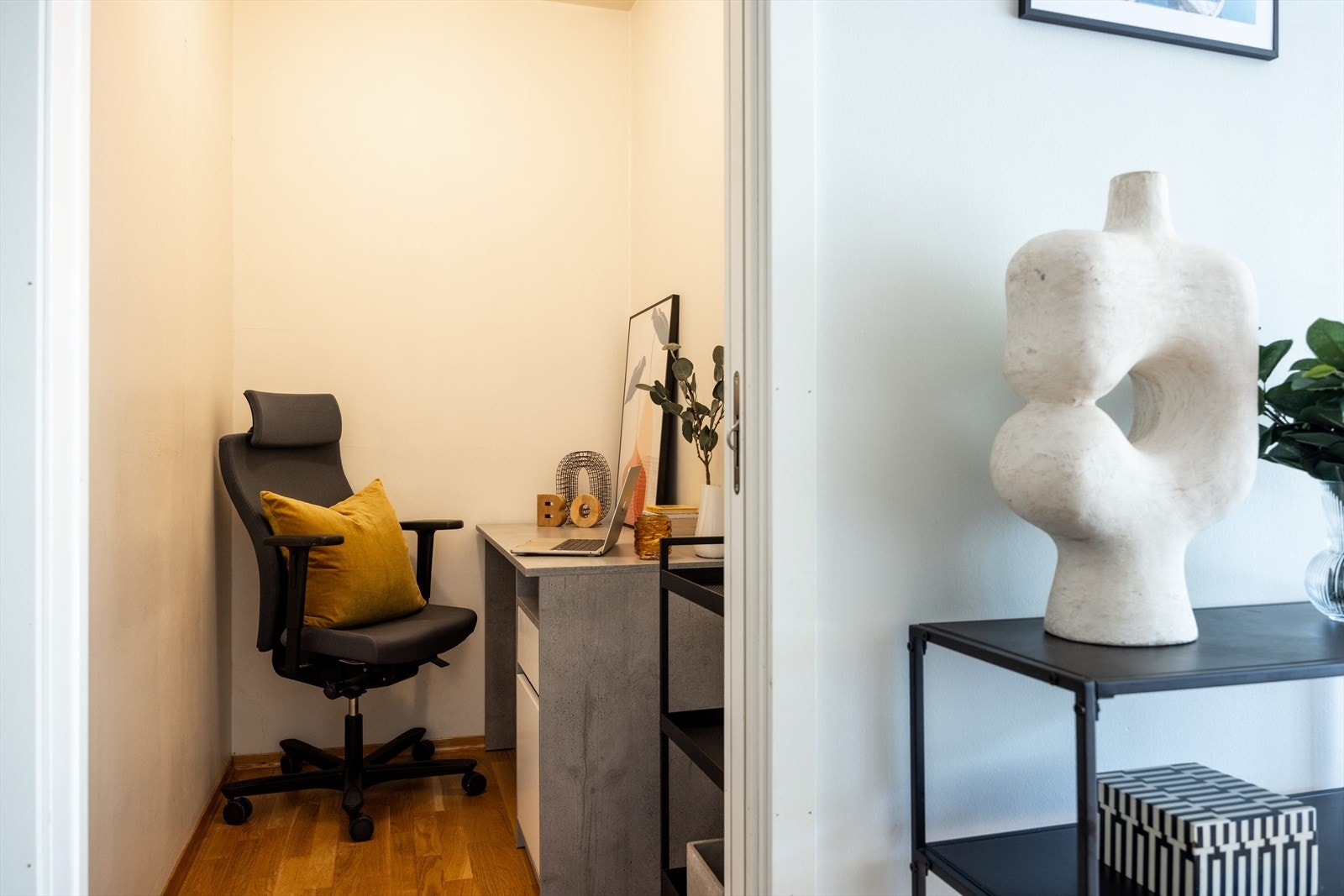 - Praktisk bod i tilknytning til entréen - Galleribilde