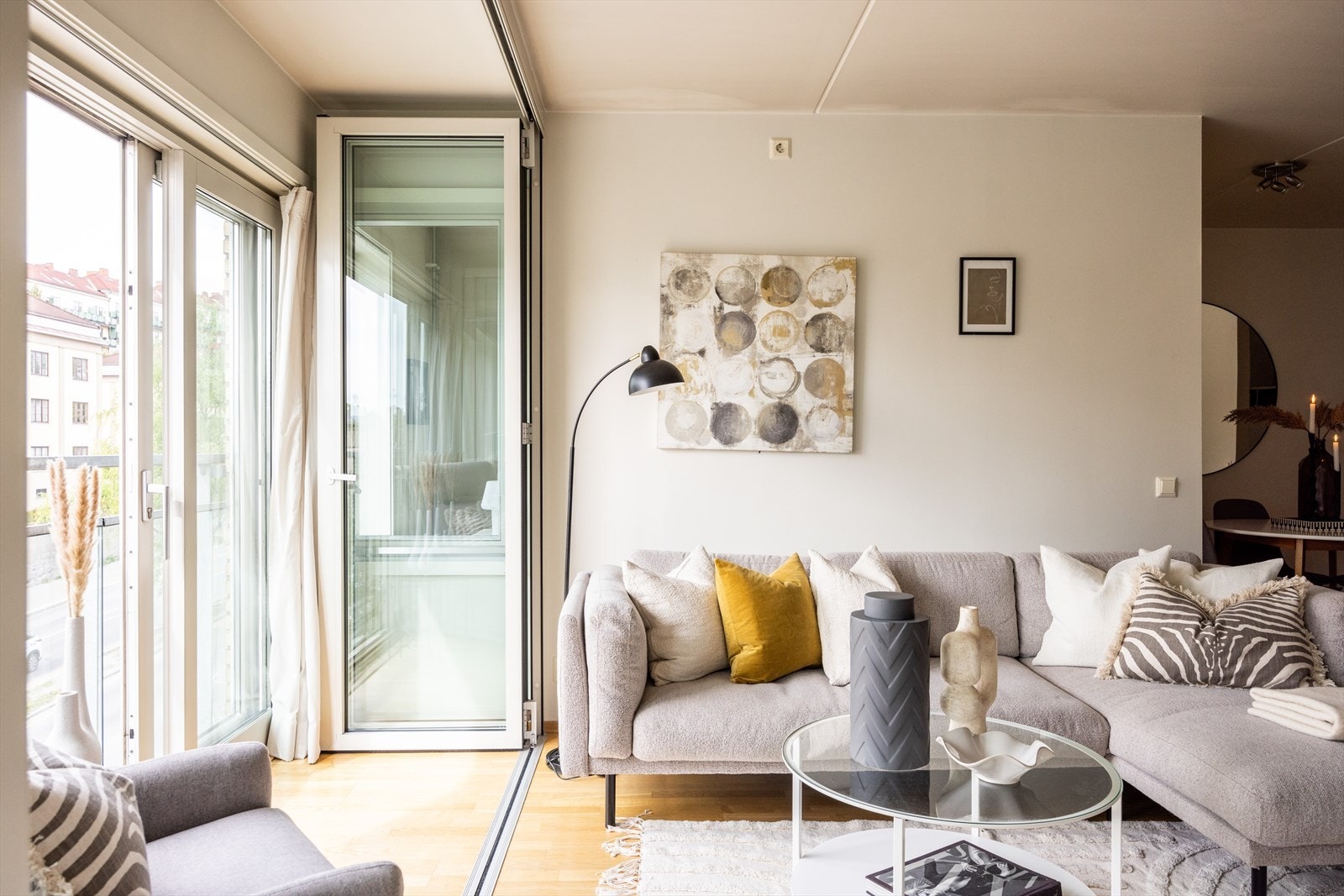 - God plass til sofaseksjon med tilhørende møblement - Galleribilde