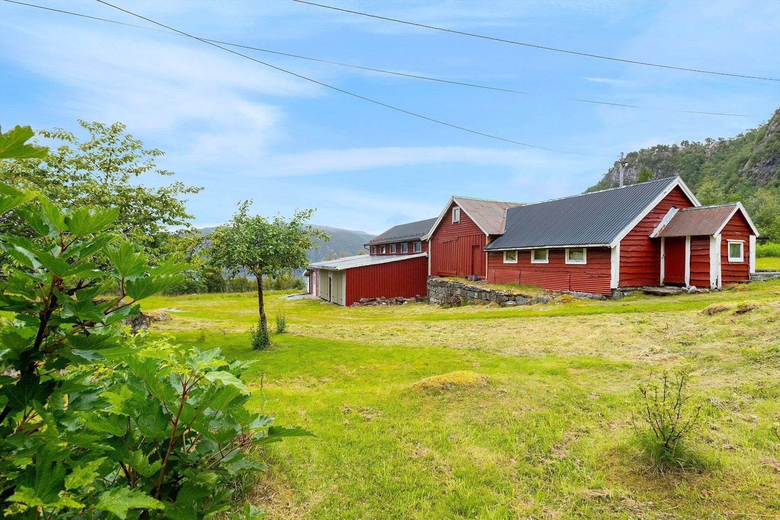 Eiendommen inneholder en rekke bygg, blant annet bolig, løe, naust og hytte. Galleribilde