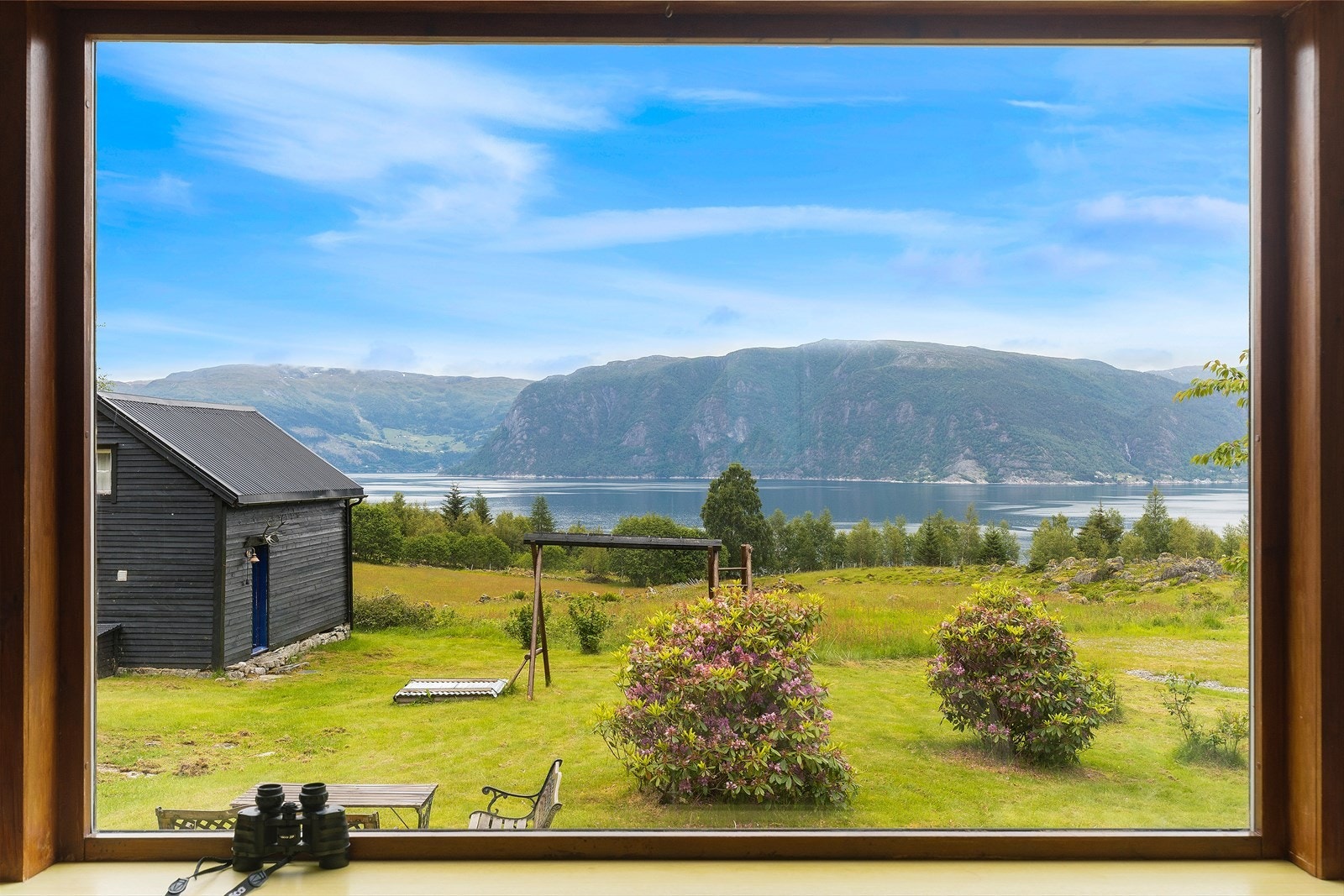 Eiendommen har en idyllisk beliggenhet med nydelige utsiktsforhold. Galleribilde
