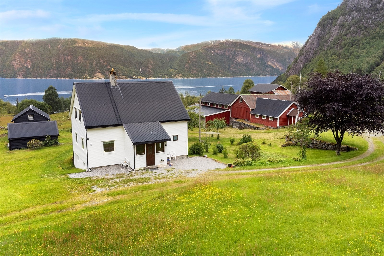 Velkommen til Sørsidevegen 4967 presentert av Torgeir Glomnes for Eiendomsmegler Norge. Galleribilde
