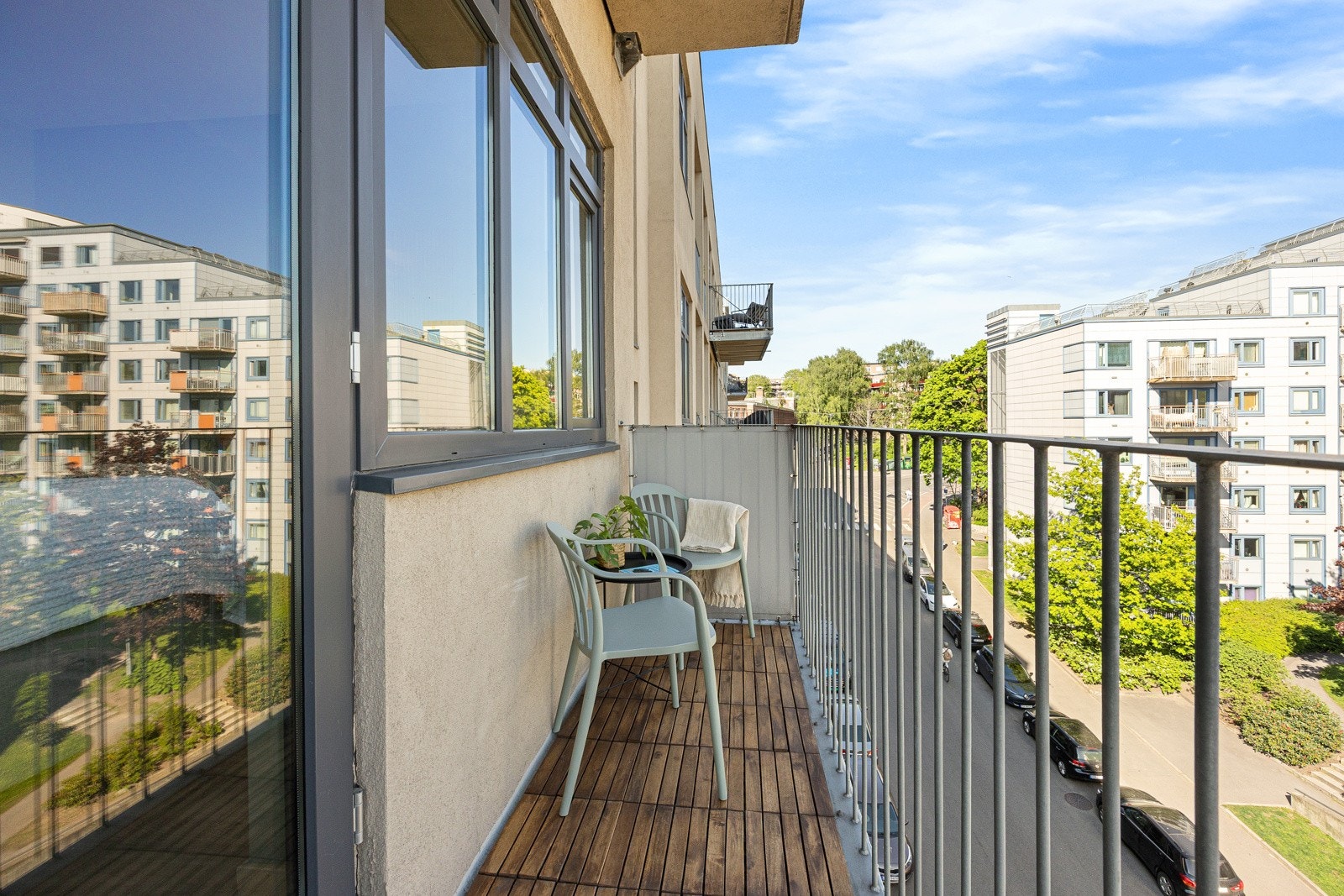 Fra soverommet er det utgang til en meget hyggelig sydøstvendt balkong på ca. 3m². Galleribilde