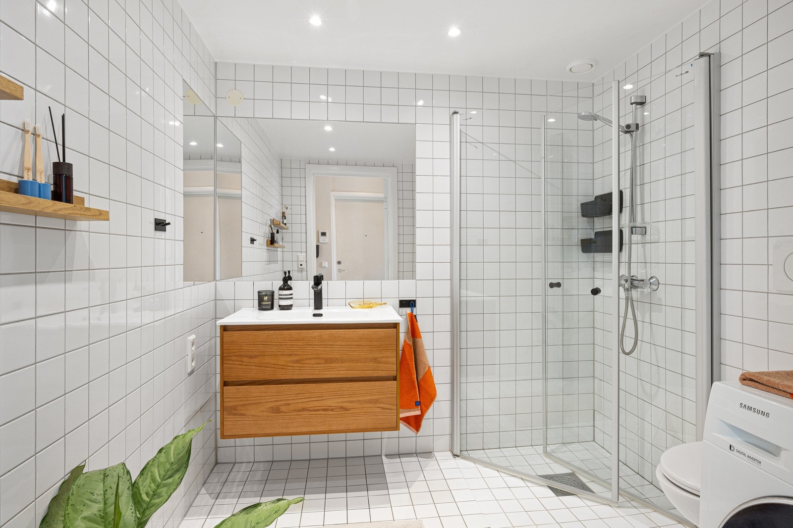 Delikat og flislagt baderom fra 2008 med opplegg for vaskemaskin. Galleribilde