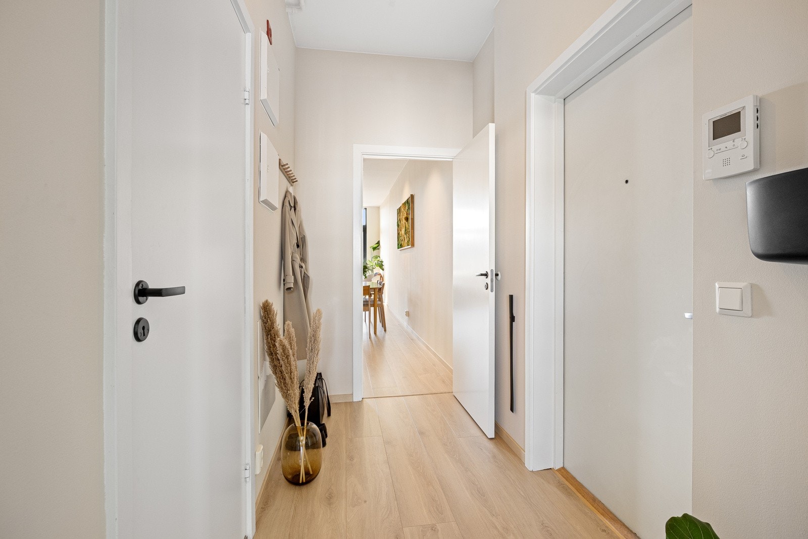 Her er det god plass til ulike oppbevaringsløsninger. Leiligheten disponerer i tillegg en kjellerbod på 6 m² for ekstra lagringsplass. Galleribilde