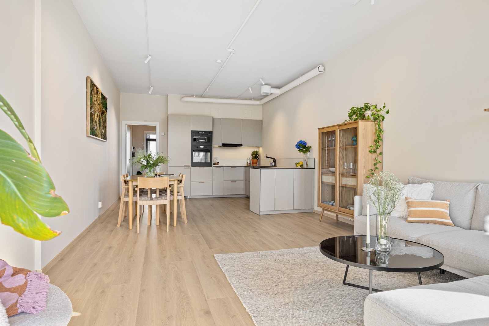 Stuen har gode møbleringsmuligheter, med plass til sofagruppe med tilhørende møblement, tv-seksjon og spisebord. Galleribilde