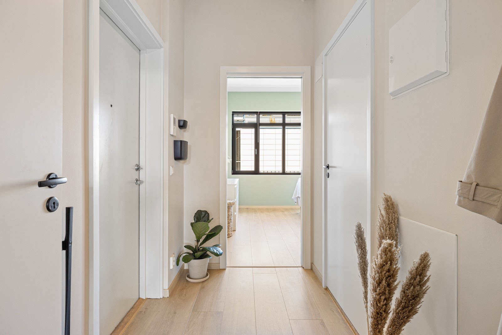 Innbydende og lys entré som gir et godt førsteinntrykk av leiligheten. Galleribilde