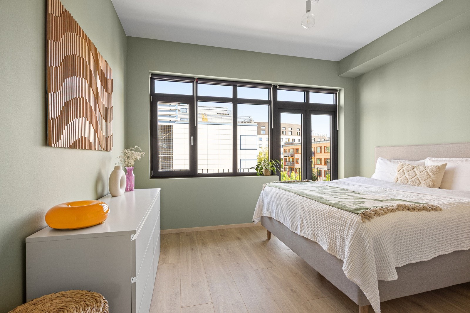 Leiligheten har et luftig soverom som måler ca. 14,5m². Galleribilde