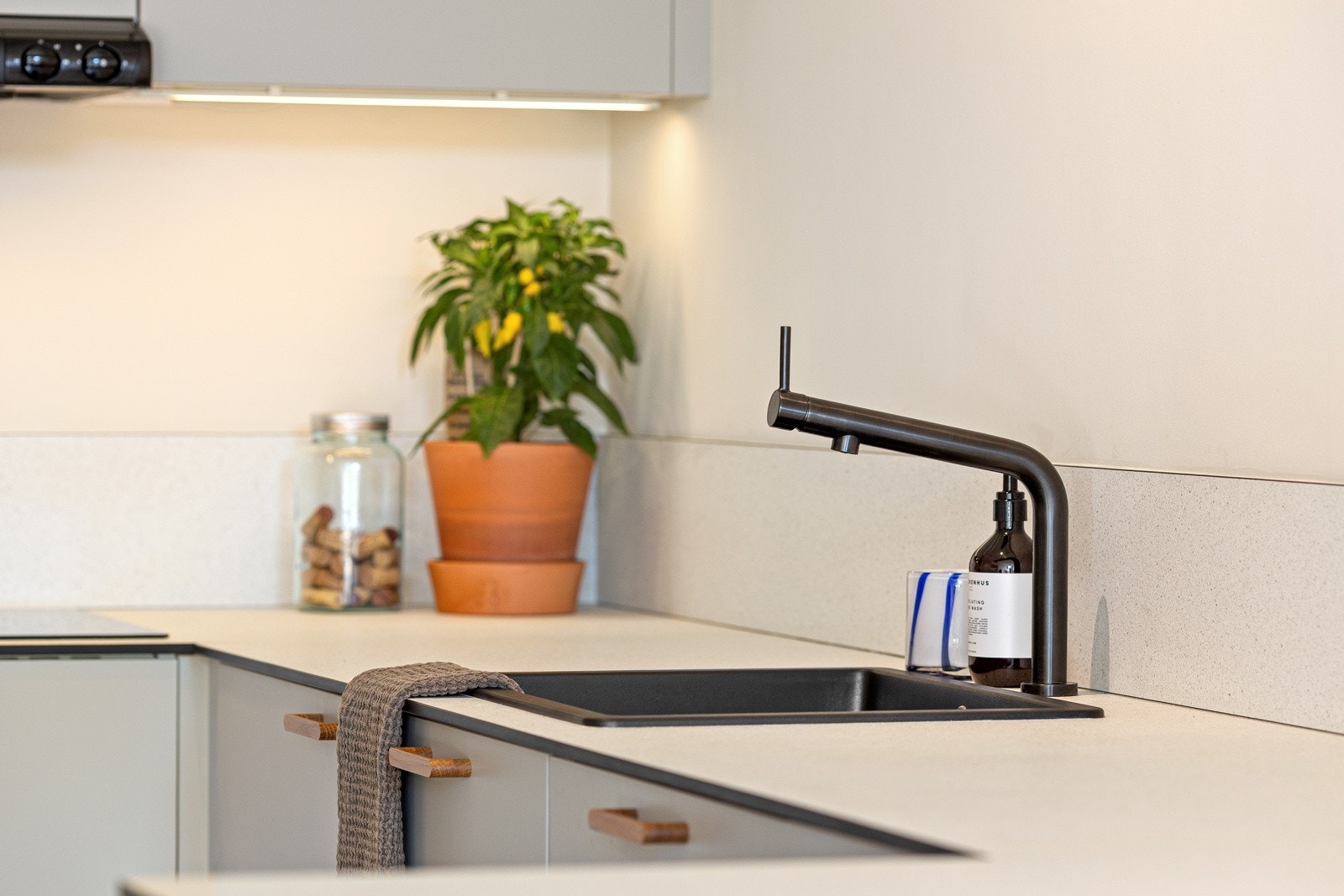 Videre er kjøkkenet utstyrt med komfyrvakt på platetopp og lekkasjestopper på vannrør. Galleribilde