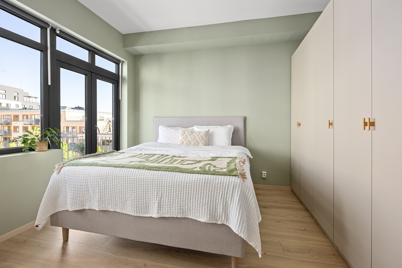 Det er god plass til dobbeltseng, nattbord og øvrig møblement. Galleribilde