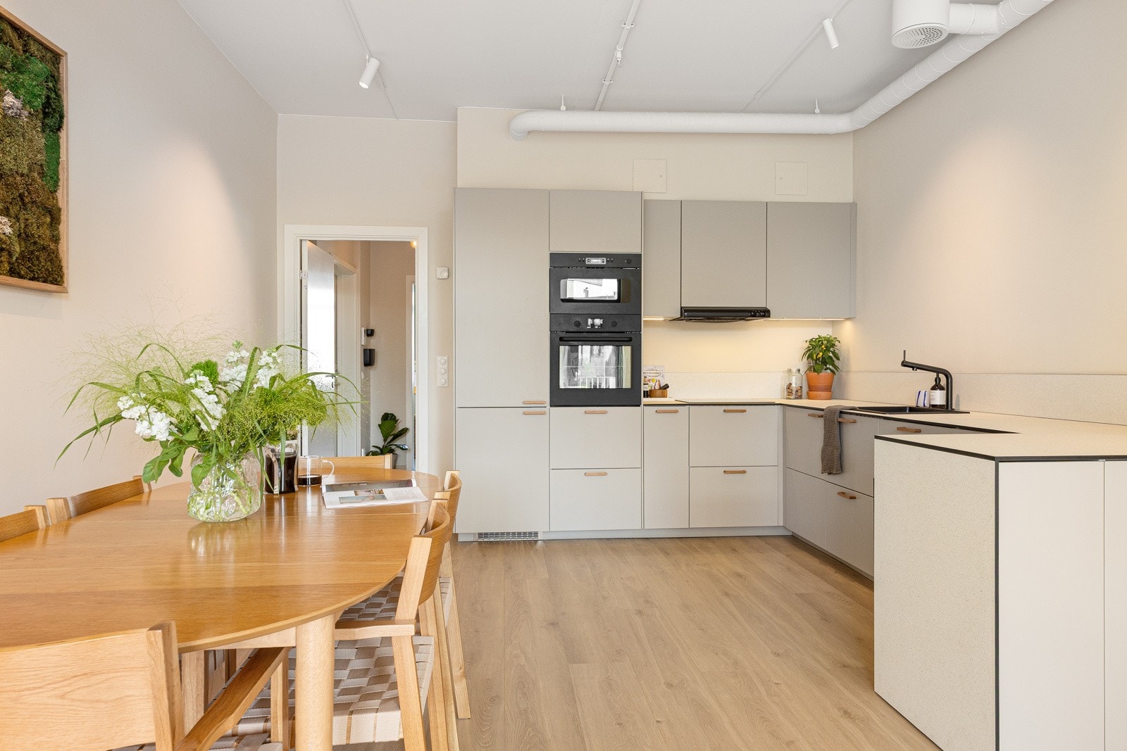 Lekker og tidløs kjøkkeninnredning fra 2024, med gode løsninger og godt med benke- og skapplass. Galleribilde