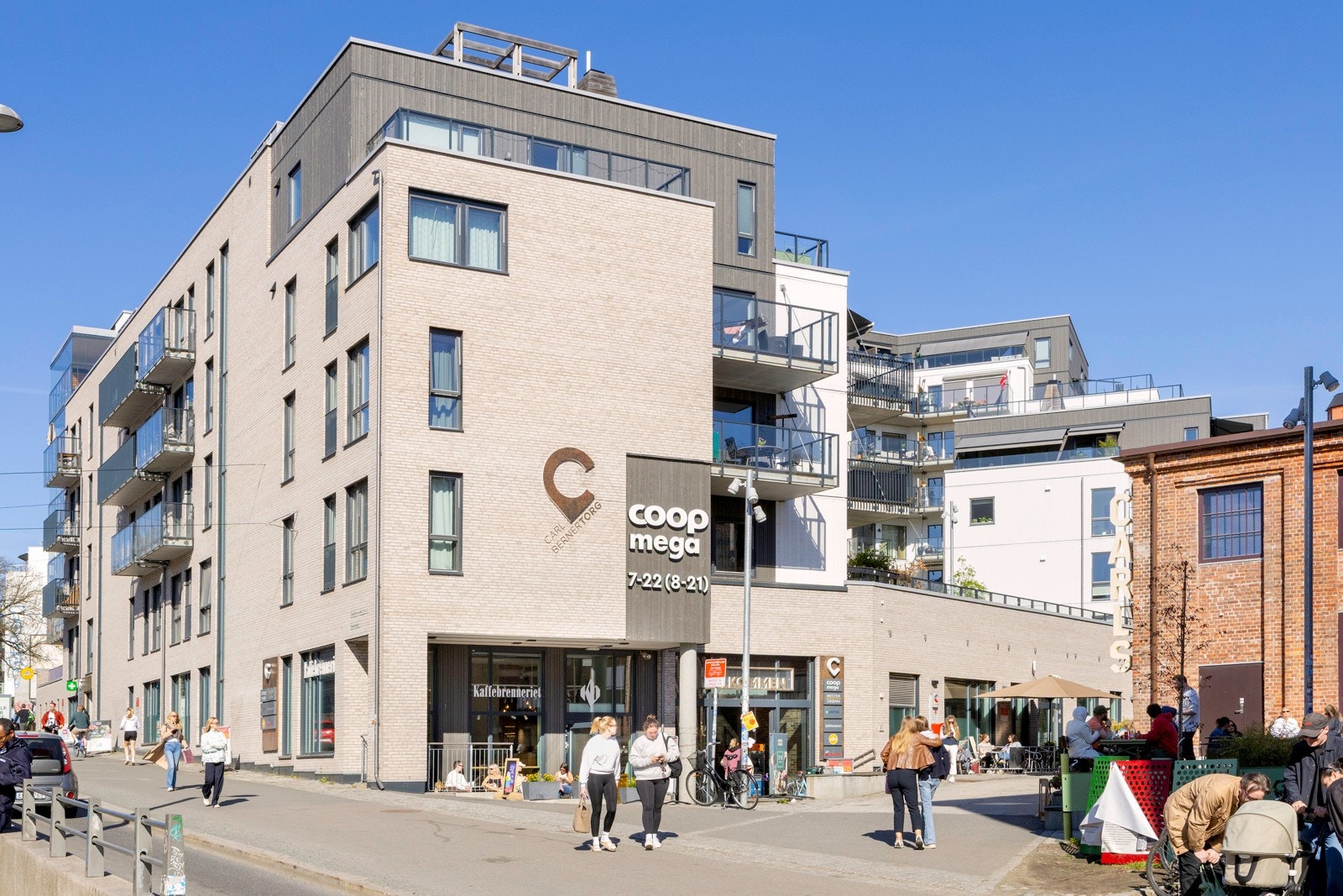 Carl Berner torg med både daligvarebutikk, kafé og ytterligere servicetjenester. Galleribilde