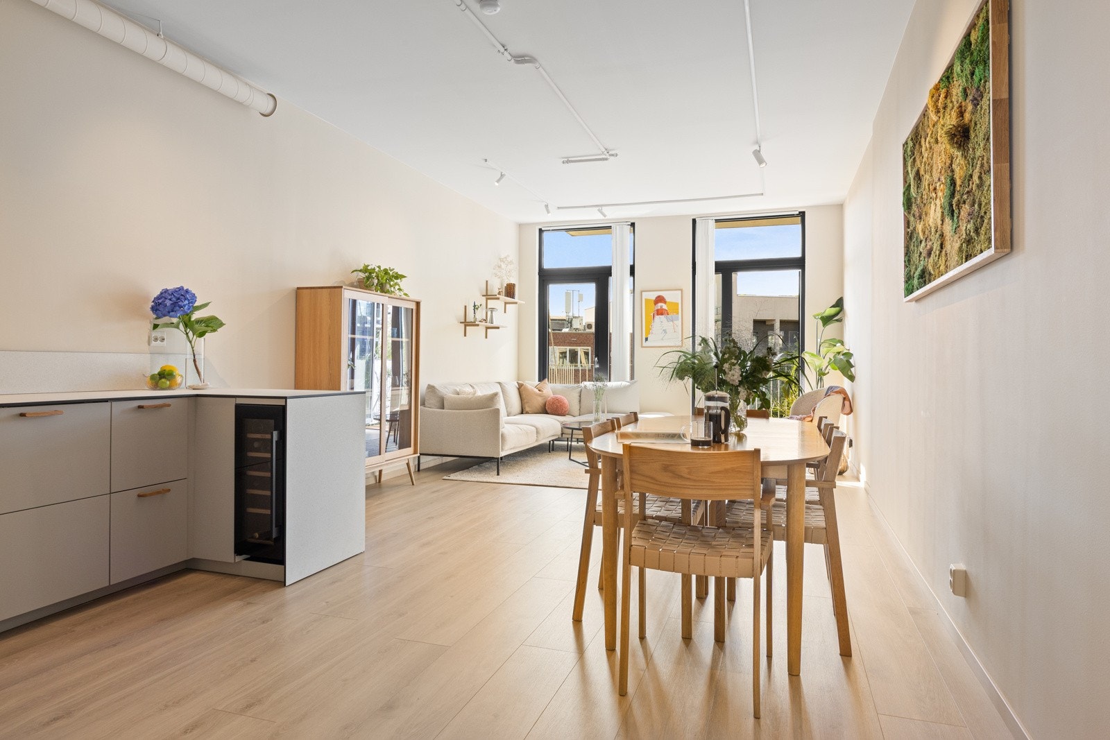 En stilren og gjennomgående 2-roms fabrikkleilighet i et populært og veletablert boligområde på Rosenhoff. Galleribilde