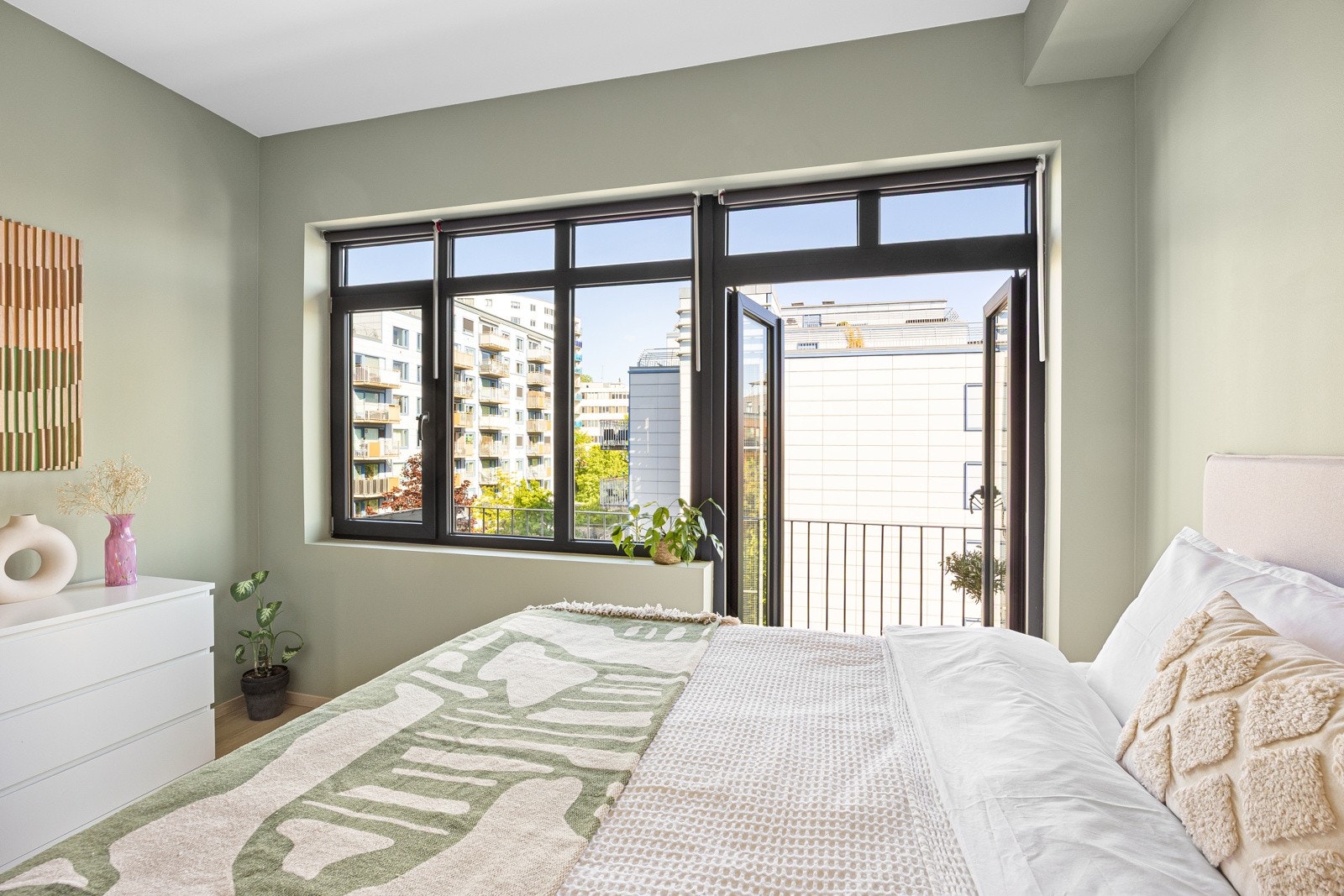 Flere store vindusflater, i kombinasjon med doble balkongdører, gir rommet godt med naturlig lys og muligheter for lufting. Galleribilde