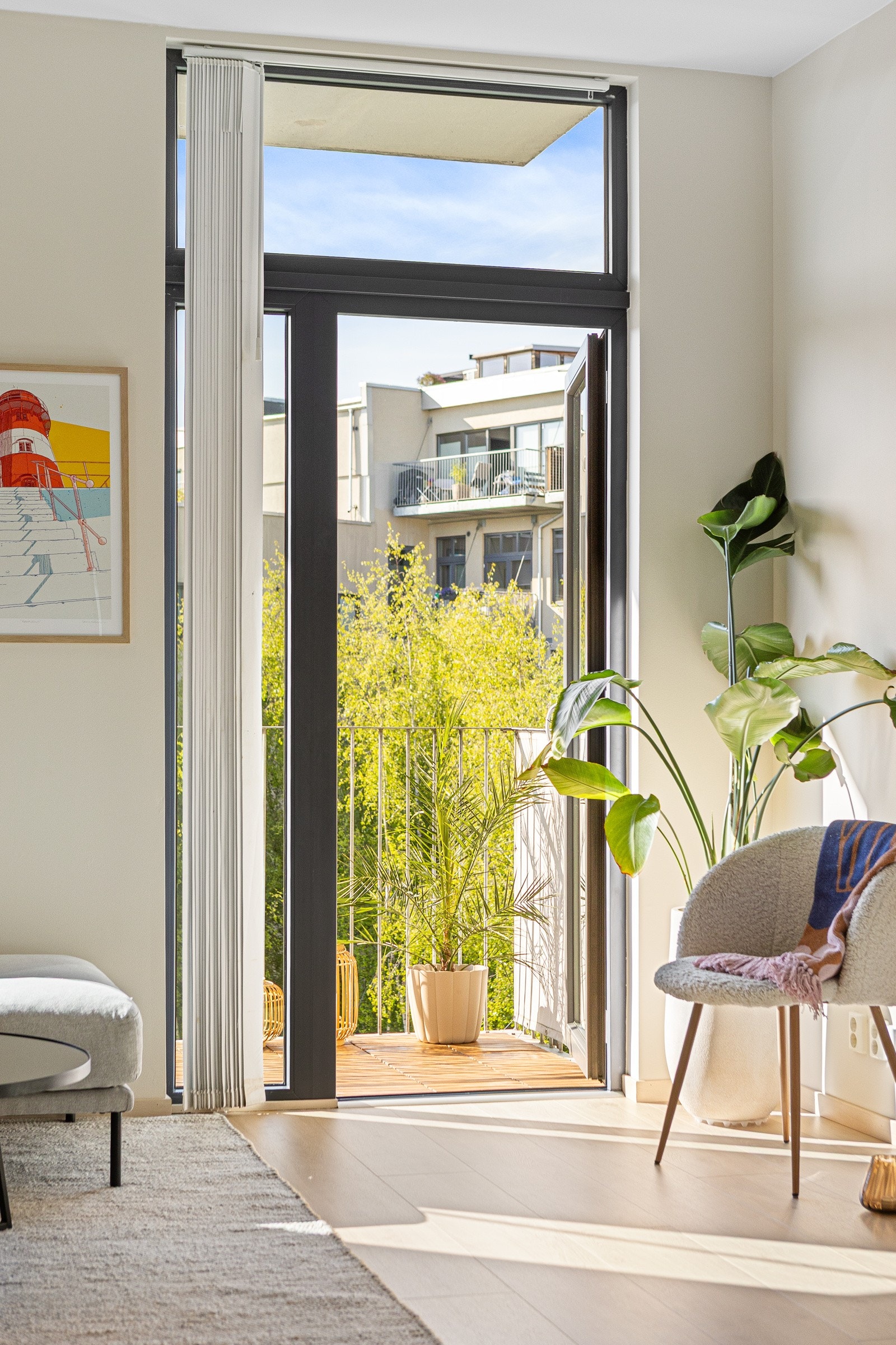 Det er flere store vindusflater som gir rommet godt med naturlig lys. I kombinasjon med generøs takhøyde på opptil 2,89m oppleves stuen som lys og luftig. Galleribilde