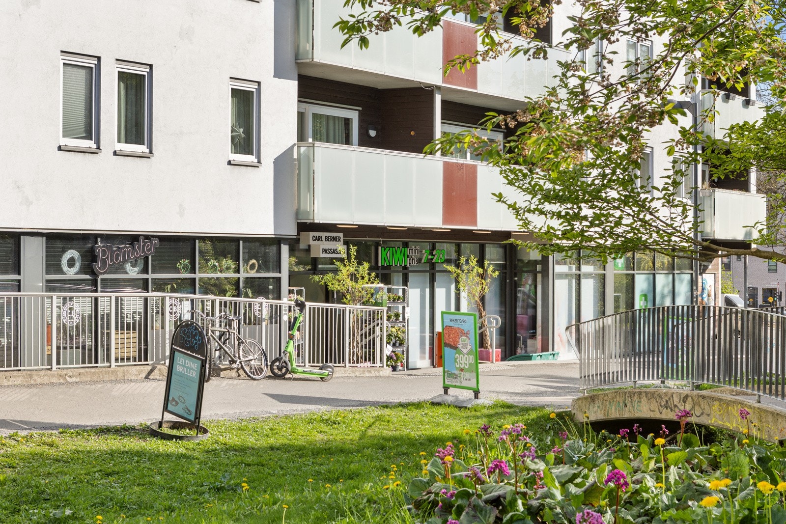 Carl Berner Passasjen med bl.a. vinmonopol, matbutikk, apotek og blomsterbutikk. Galleribilde