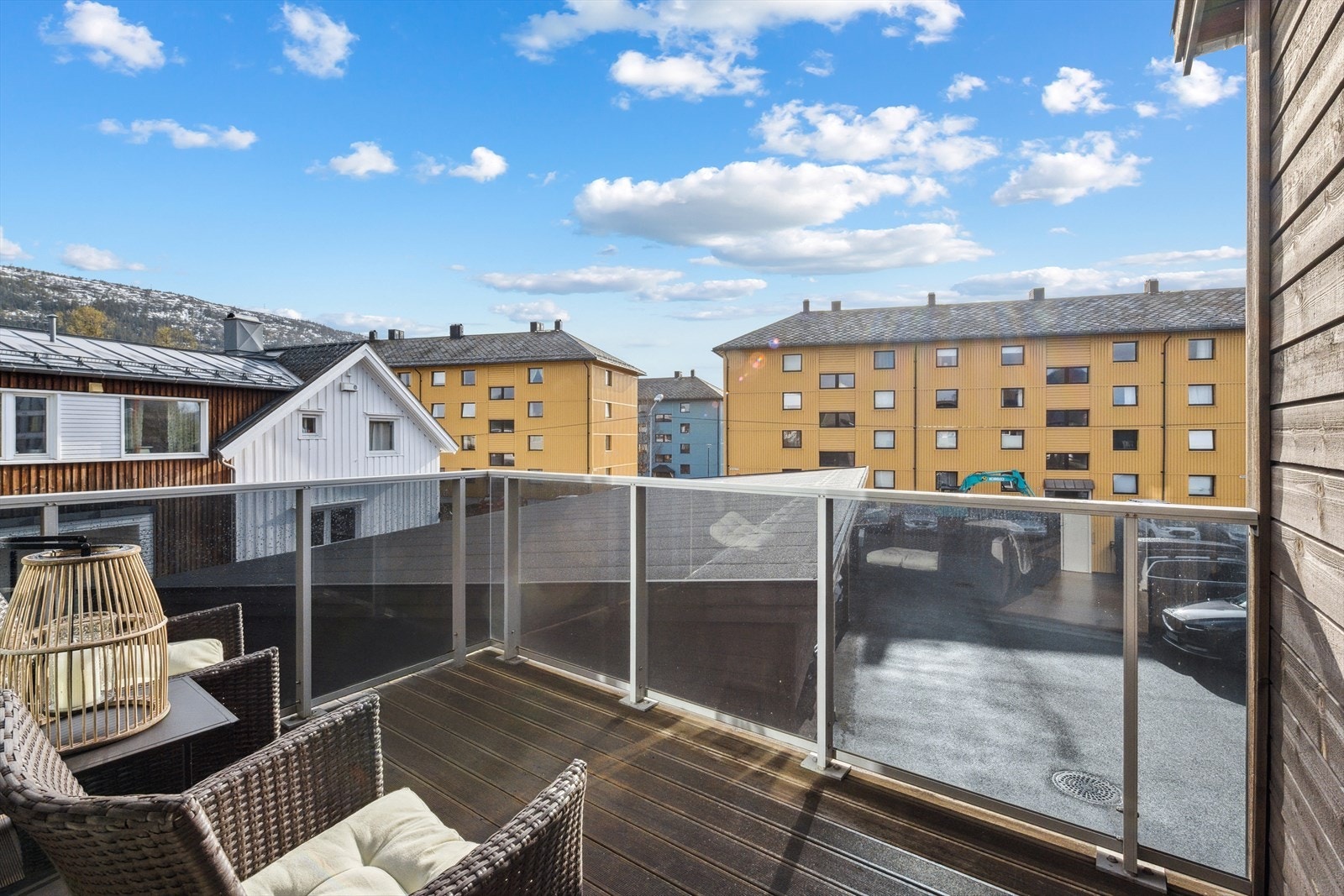 Balkong med rekkverk av glass. Galleribilde