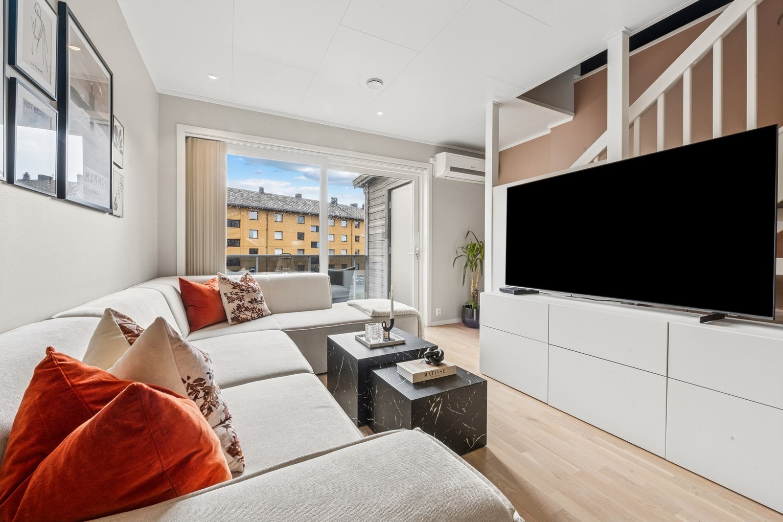 Det er utgang til balkong fra stuen Galleribilde