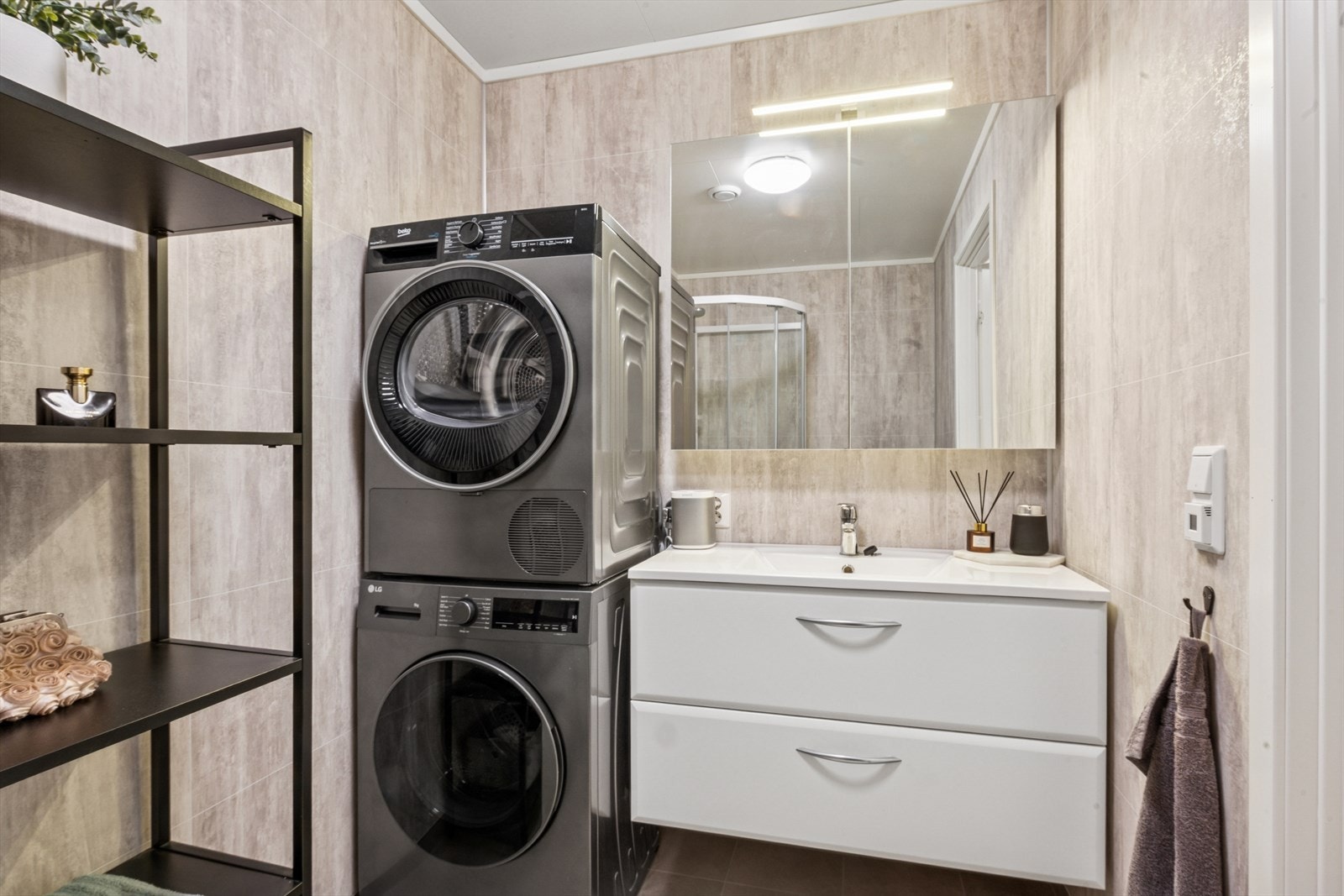 Badet har dusjkabinett, toalett og hvit innredning. Galleribilde