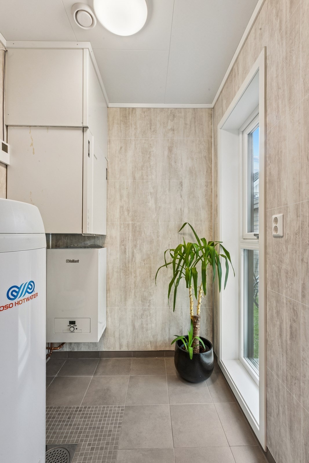 Boligen oppleves som moderne og det må kunne sies å ha sine fordelere å bo i nyere bygg som er godt isolert, og har bekvemmeligheter som ventilasjonsanlegg og god oppvarming Galleribilde