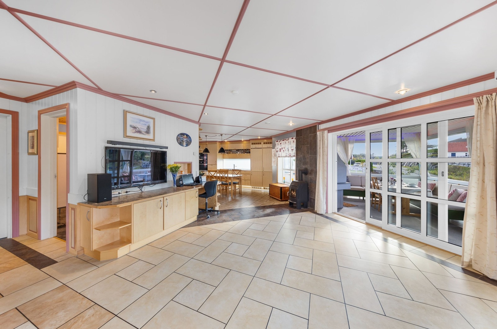 Fra sofakrok mot kjøkken Galleribilde