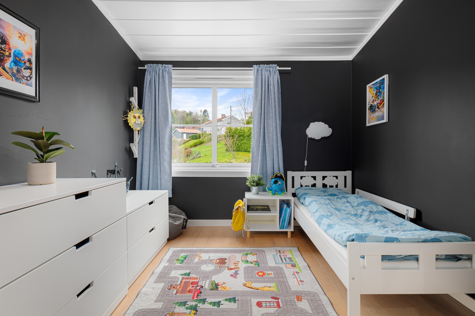 Soverom 2 og 3 er også av fin størrelse, med plass til en god seng og garderobeløsninger Galleribilde