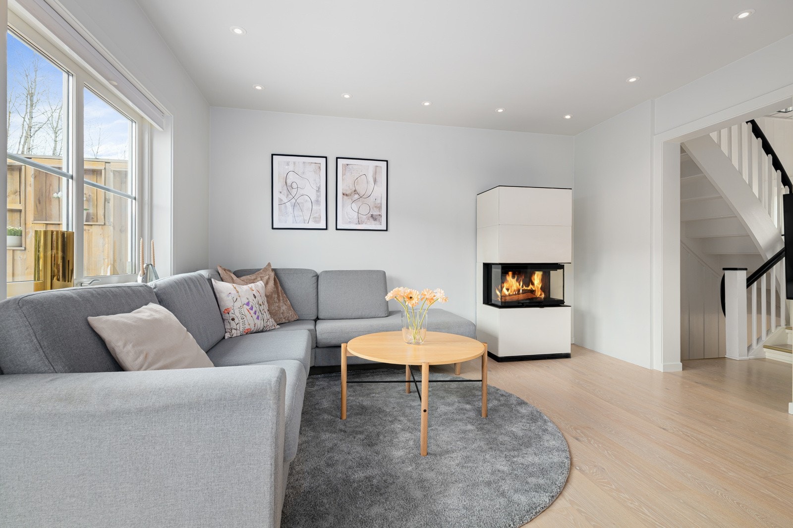 Når gradene kryper nedover på minussiden er det deilig å kunne fyre i peisenovnen for å få både varme og kos! Peisen ble satt inn i 2016 Galleribilde