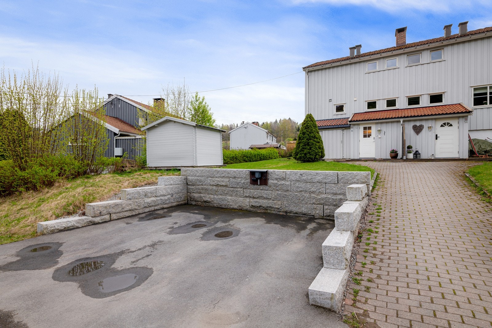 Biloppstillingsplass med lader for elbil. Boligen sett fra inngangsparti Galleribilde