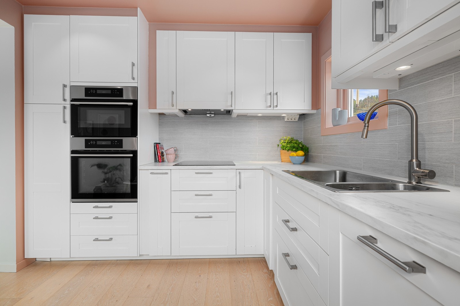 Integrert oppvaskmaskin, induksjon platetopp, stekeovn, kombinert mikrobølgeovn/stekeovn og kjøle-/fryseskap medfølger Galleribilde