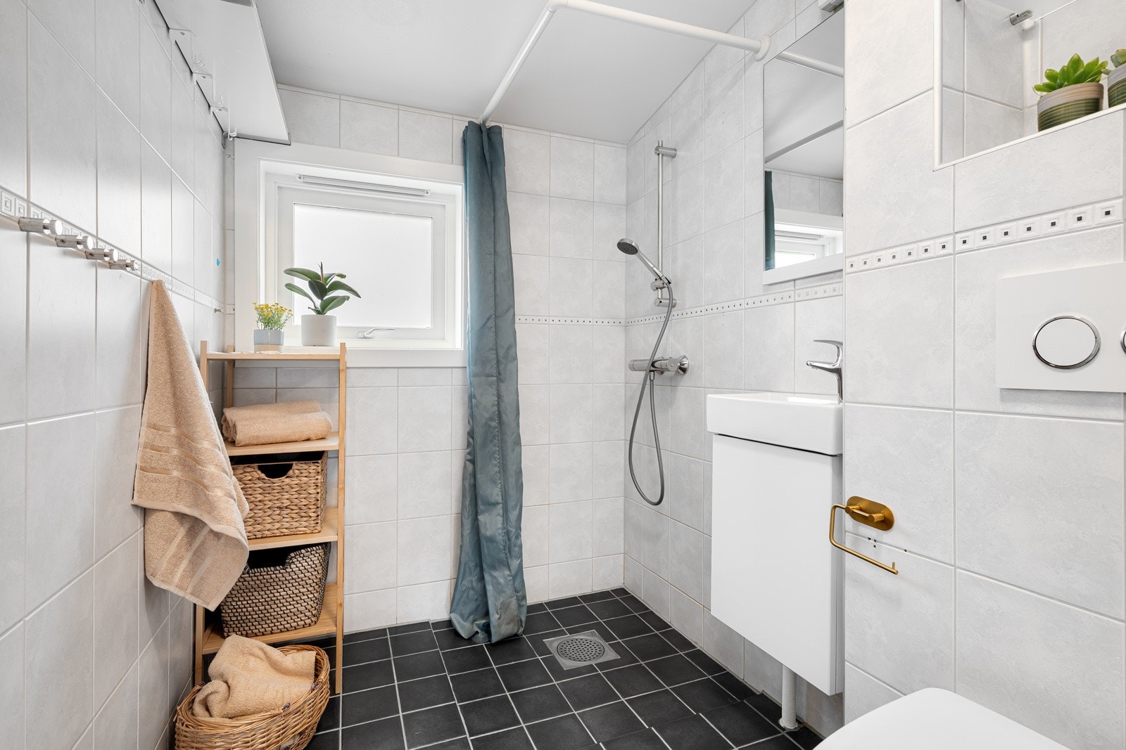 Lett tilgjengelig fra soverommene finner du et praktisk baderom, med alt du trenger i hverdagen Galleribilde