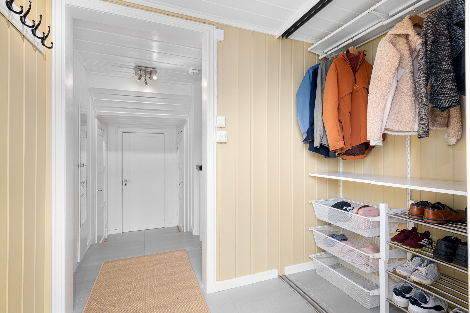 Boligen har flere gode oppbevaringsmuligheter i boder inne og ute Galleribilde