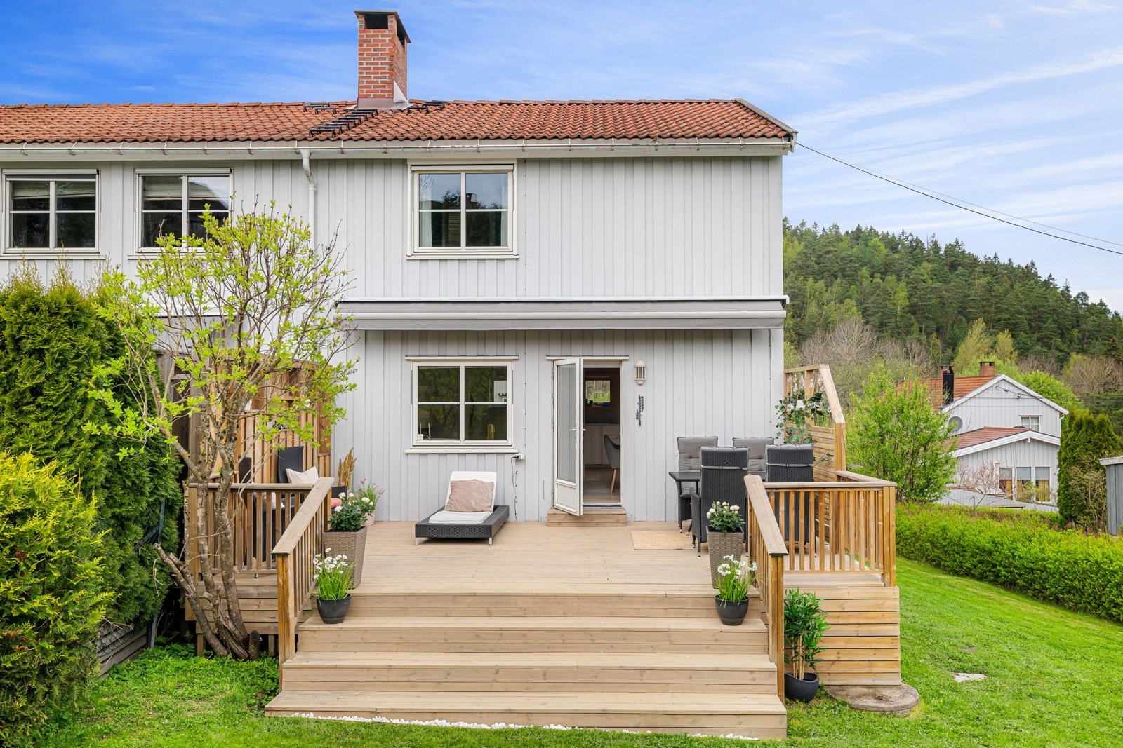 Boligen ligger i svært naturskjønne omgivelser kun noen steinkast unna Østmarka og med umiddelbar nærhet til turstier langs friområde/skog langs Ljanselva Galleribilde